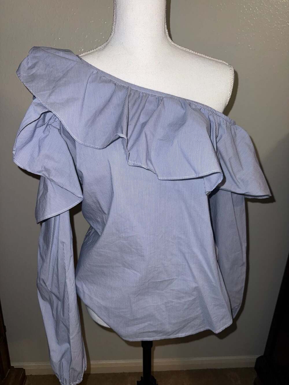 BELLE + SKY Ruffle Off Shoulder Top M Blue White Striped Blouse